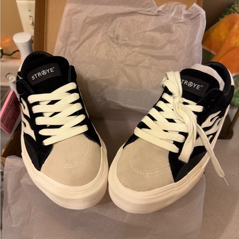 STRAYE Men's Classic Black and White Sneakers